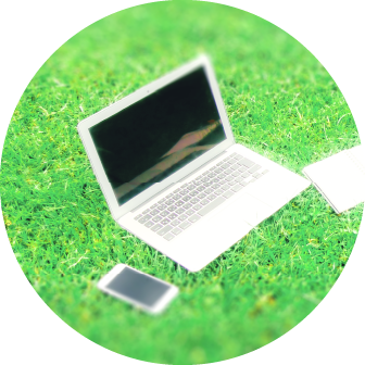 芝生の上にあるパソコン